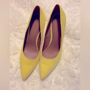 Gabrielle Union size 9 yellow suede heel pump